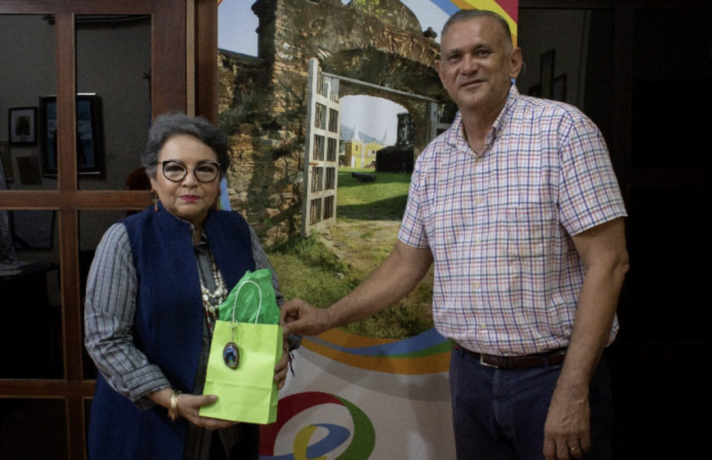 La ministra Annarella Vélez en reunión con el alcalde de Trujillo Colón, Héctor Mendoza