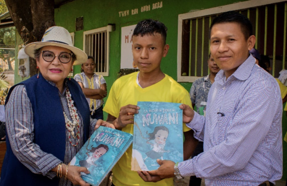 La ministra Annarella Vélez, realizó la donación de ejemplares impresos por la Editorial Nacional “Eva Thais” a estudiantes de la comunidad de Silin en su visita a Colón.