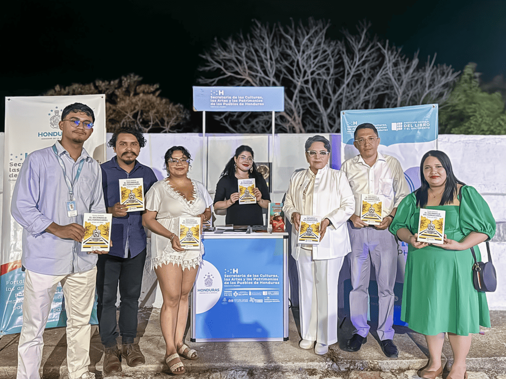 La Editorial Nacional Eva Thais, inauguró su estand con las diferentes publicaciones de la SECAPPH