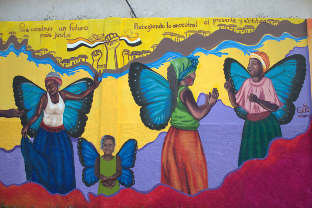 Las mariposas y otros murales adornan ahora, las calles de Tela
