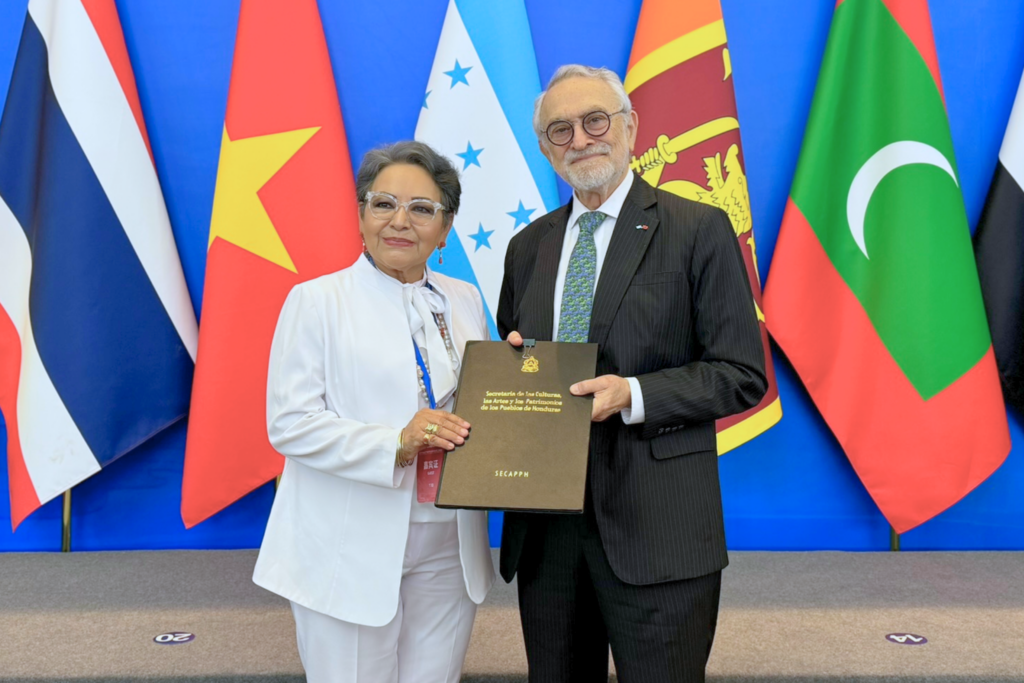 La ministra Annarella Vélez firma Memorando de Entendimiento (MOU) para promover intercambio cultural