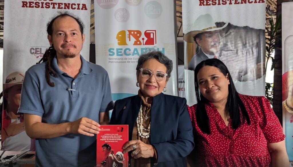 La ministra de la SECAPPH Annarella Vélez, junto al escritor René Hernández y la directora de la Dirección de Libro y Documento Carolina Torres.