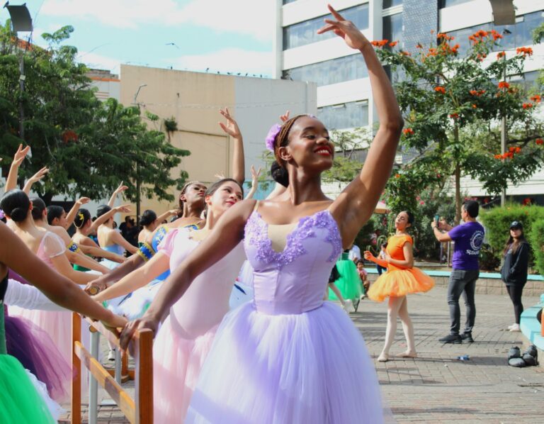 Academia de Danza imparte clase magistral de ballet al aire libre
