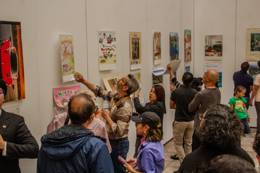 Durante este evento las personas, apreciaron de cerca cada ejemplar de calendario con diseños únicos.