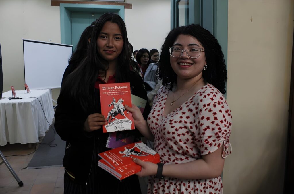 Editorial Eva Thais entrega ejemplares del libro a los estudiantes del Instituto Gubernamental República de Francia