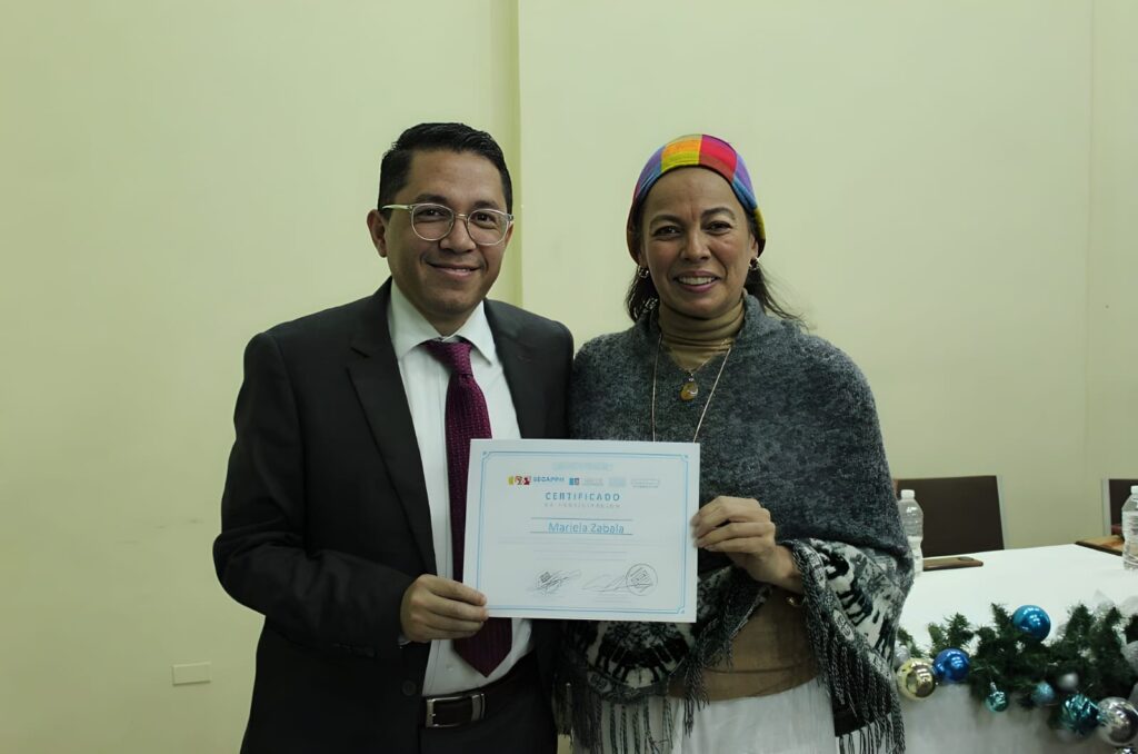 El Director de la Biblioteca Nacional Juan Ramón Molina entregando reconocimiento a los actores del proyecto