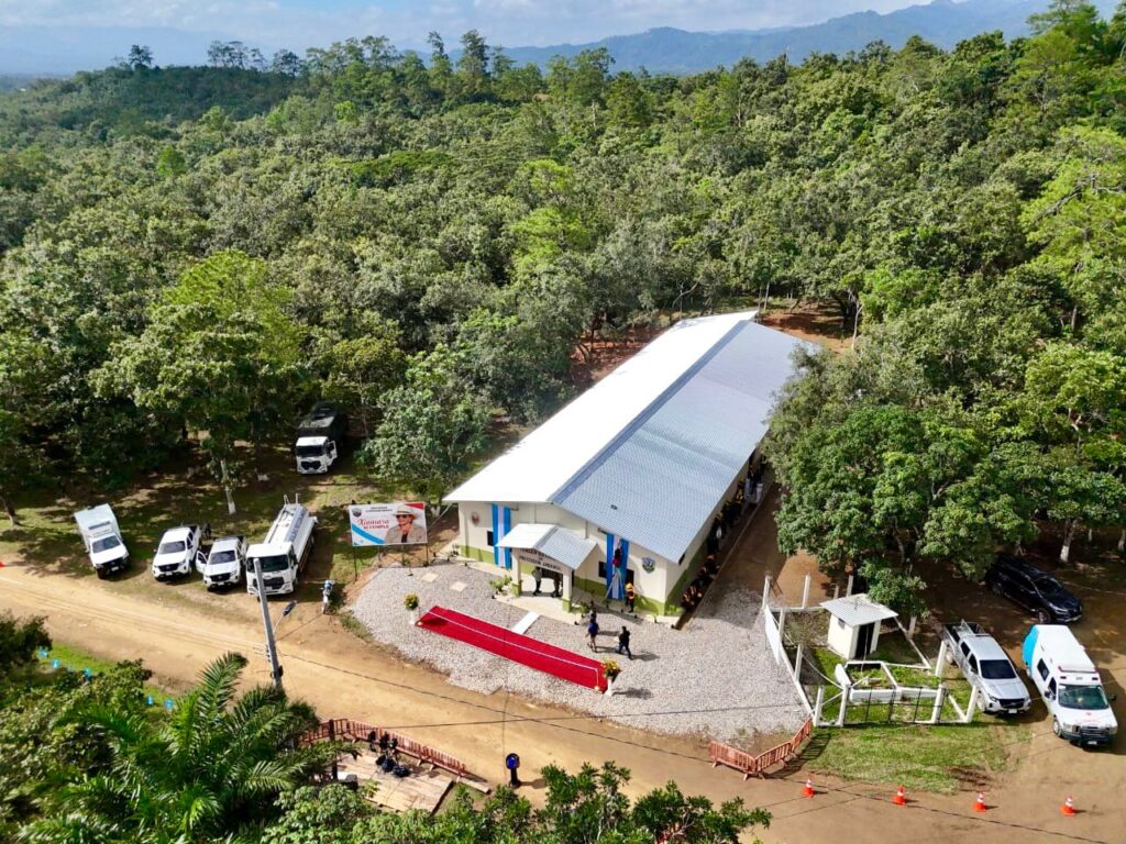 El batallón cuenta con instalaciones modernas que incluyen un edificio de comandancia y una barraca climatizada.