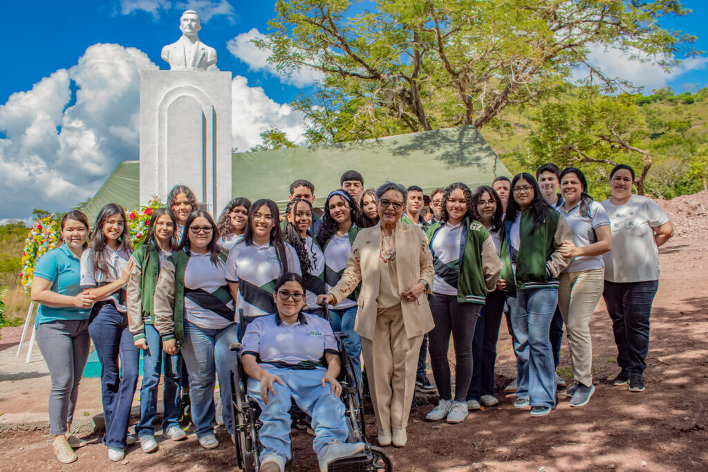 En este encuentro, la ministra Annarella Vélez compartió con estudiantes de una institución local.