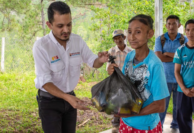 Entrega de Kits mujeres tolupanas
