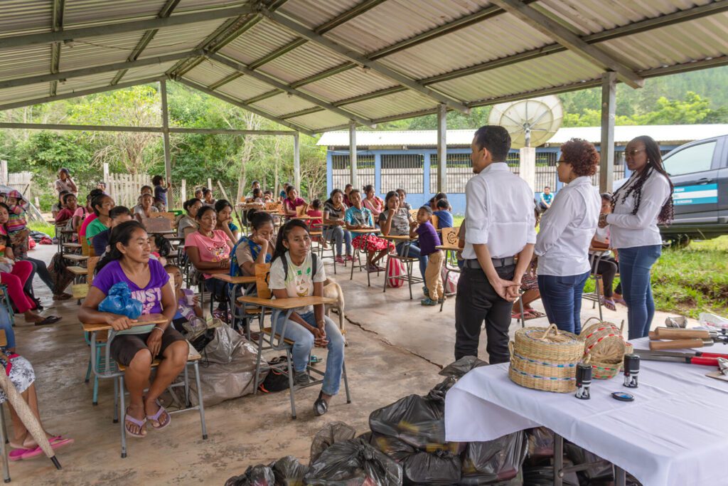 Entrega de Kits mujeres tolupanas