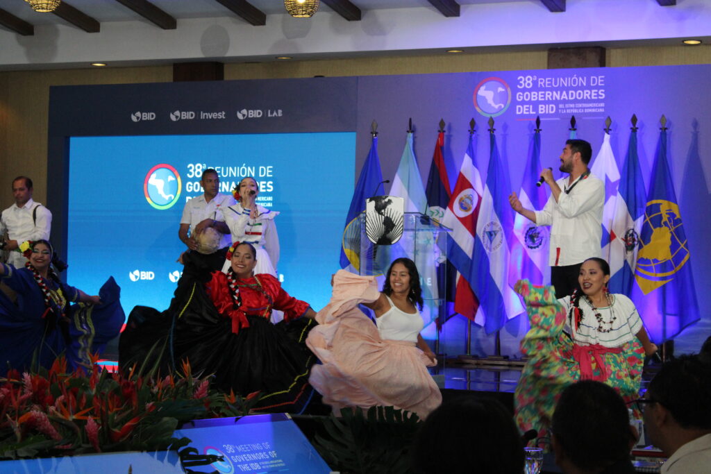 Durante el encuentro, la Compañía Nacional de Música Folclórica realizó una fusión con el artista nacional Yuri Pineda, interpretando la canción «En mi país» del cantautor Guillermo Anderson.