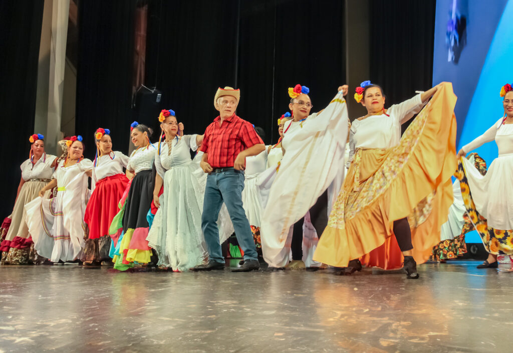 Miembros del cuadro de danzas «Bailar para vivir»