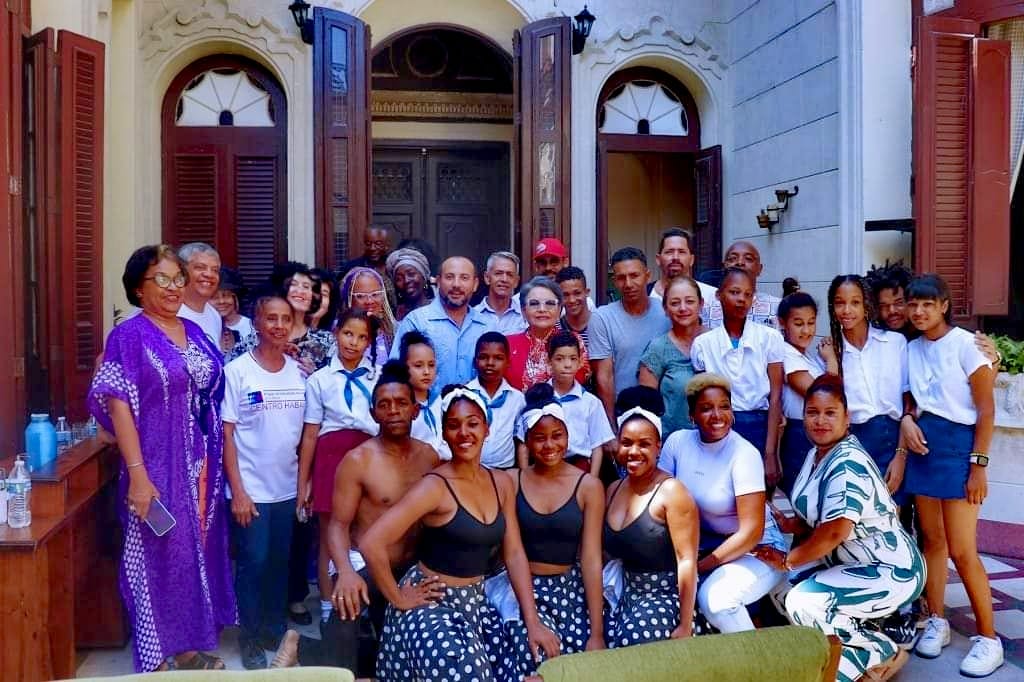 Ministra Annarella Vélez destaca en el Festival Internacional de Poesía de La Habana