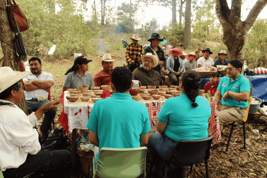 Participación del personal de la DGCP en la degustación del chilate de maíz y dulce de rapadura, durante celebración, comunidad de Las Puertas, Yamaranguil