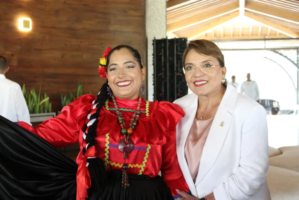 Presidenta Xiomara Castro con Cuadro Nacional de Danza
